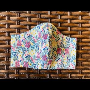 Woman’s face mask with filter pocket